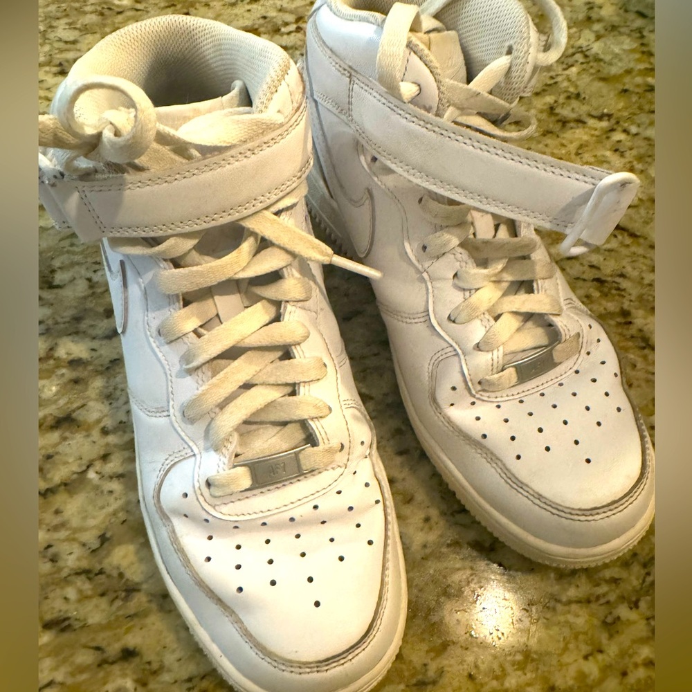 EUC Nike Air Force 1 sneakers